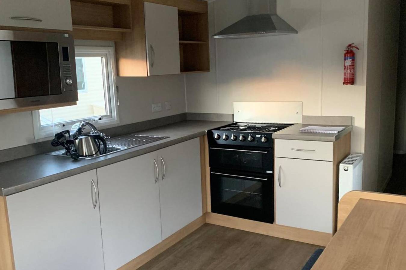 3 Bed Cabin - Sleeps 6 - Wifi, Free Parking, Pets in Dymchurch, Kent