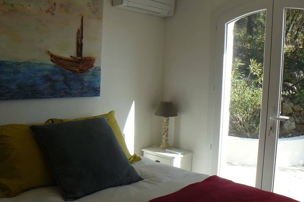 Villa on terraces with swimming pool and superb view of the village in Carcès, Región Brignoles