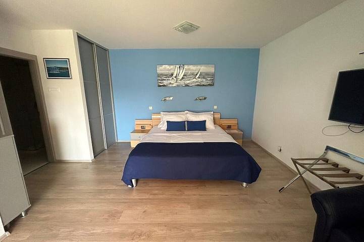 Ganze Wohnung, Apartment Poljana 1, für 3 Personen, in Mali Lošinj in der Gegend von Poljana. Es besteht aus einem Schlafzimmer, einer ausgestatteten Küche, einem Badezimmer mit Dusche und einer Terrasse. Zur Wohnung gehört auch ein Parkplatz vor dem Haus. in Mali Lošinj, Cunski