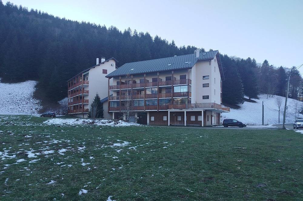Entire apartment, Studio 'Grand Serre' with Lake View and Private Terrace in La Morte, Écrins National Park