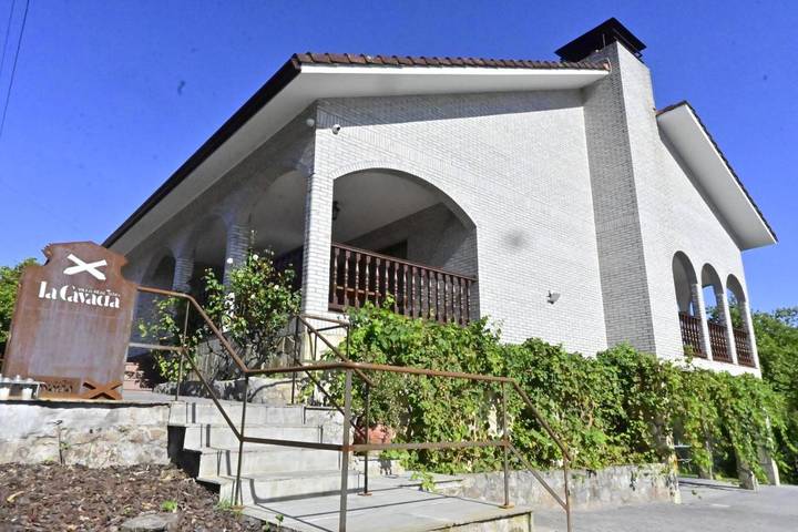 Casa de vacaciones para 12 personas, con jardín y vistas, Se admiten mascotas en Riotuerto