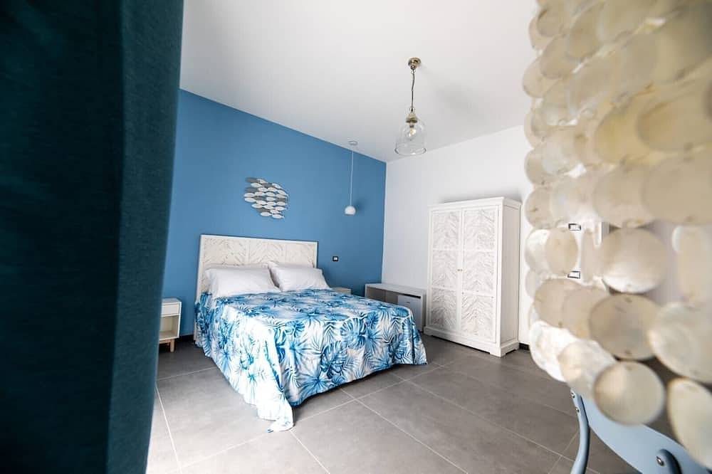 Entire apartment, Superior Triple Room with Shared Terrace, Wi-Fi and Air Conditioning in Vietri sul Mare, Amalfi Coast