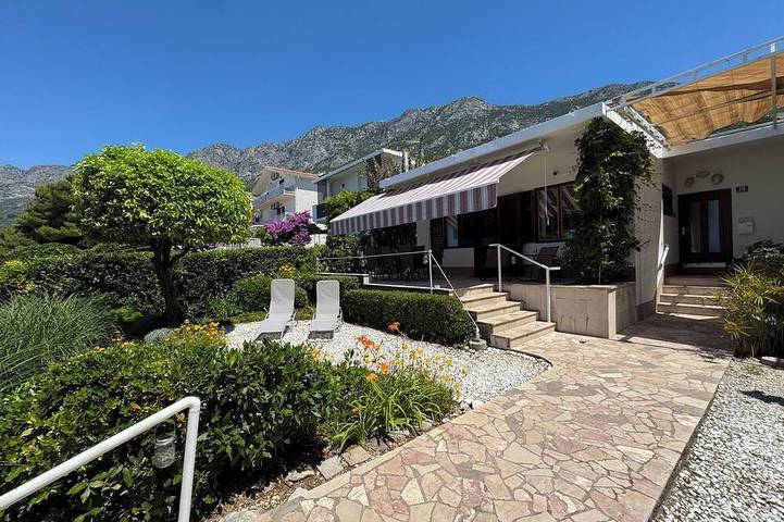 1. Reihe Strand: Ganzes Haus w Zugänglichkeit, Meerblick, hottub, gasgril, AC in Gradac, Makarska Riviera