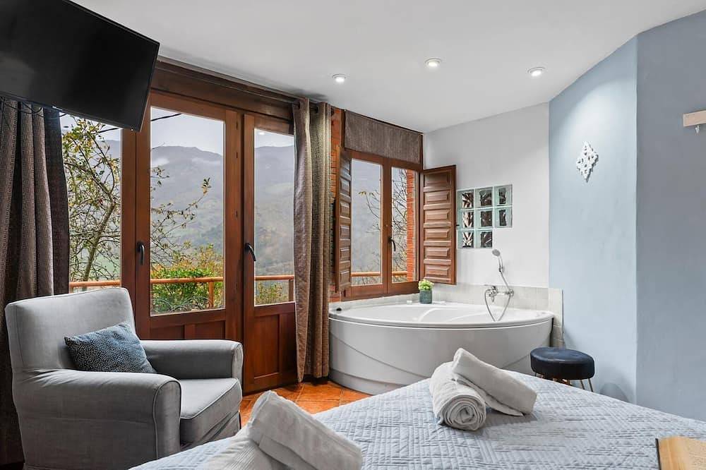 Jacuzzi in bedroom with mountain views, barbecue and fireplace in Teverga, Cordillera Cantábrica