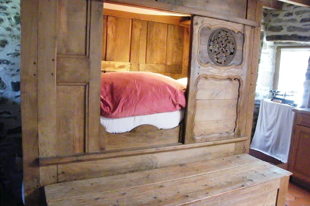 Traditional farmhouse with large garden. Porsliogan beach 500m away on foot. in Le Conquet, Brest region