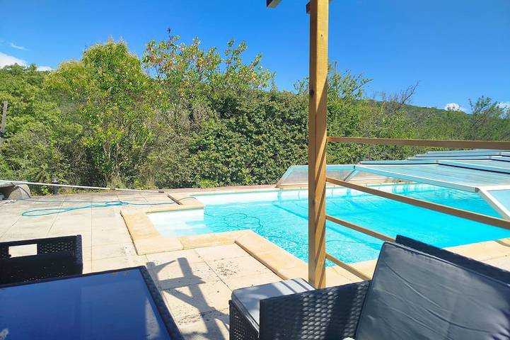 Gîte pour 3 personnes, avec terrasse et piscine, animaux acceptés à Villeneuve-de-Berg