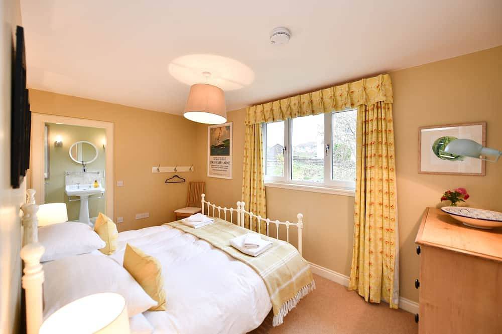 Charming 4* House. Sea Views. Next to Golf Course. 4 en suite bedrooms in Portpatrick, Dumfries and Galloway