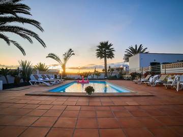 Location de vacances pour 10 personnes, avec piscine et jardin à Villaverde