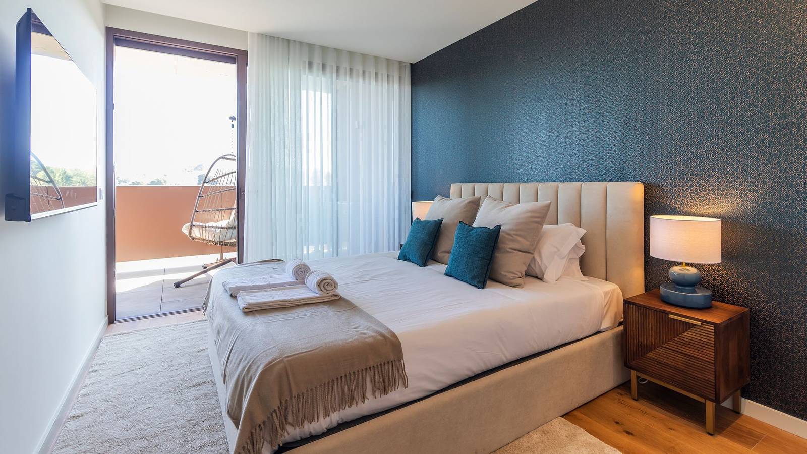 Apartamento inteiro, Contemporary Oasis w/ Balcony by Lovelystay in Oliveira do Douro, Distrito do Porto