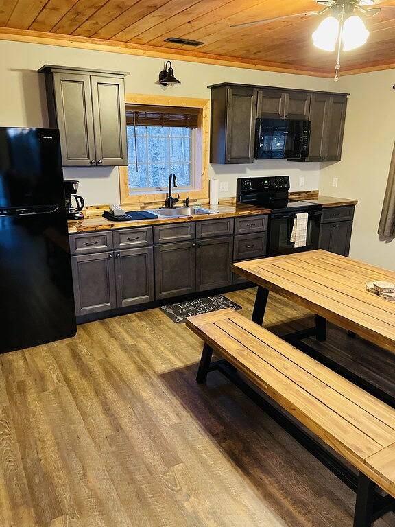New cabin in the woods with private hot tub in Union County (IL)