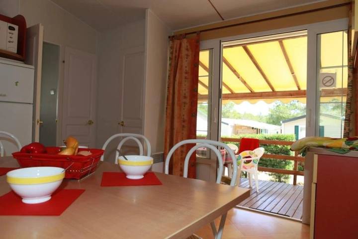 Mobil home pour 6 personnes, avec bassin pour enfant à Callas - 4