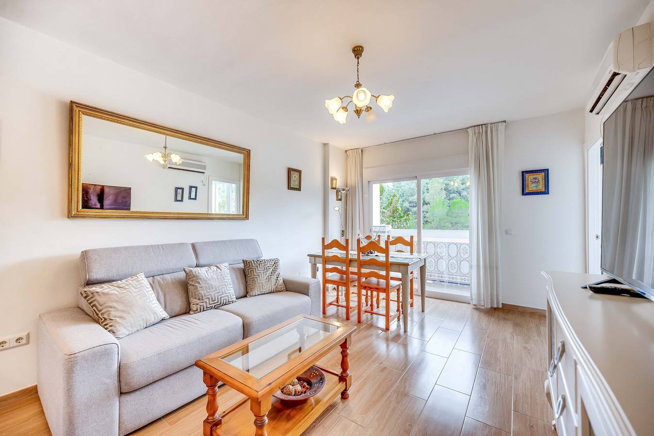 Entire apartment, Apartment "Piso cerca a la Playa" with Pool, Balcony & Wi-Fi in Plaza de los Naranjos, Marbella