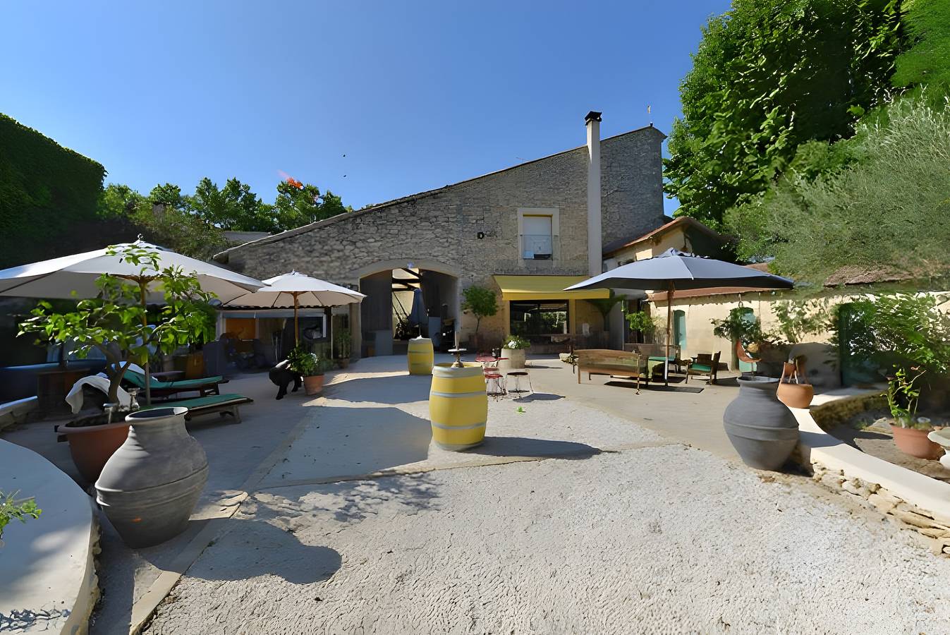 Chambre d'hôtes 'Suite Familiale Guy De Maupassant' avec terrasse partagée, Wi-Fi et climatisation in Bernis, Région de Nîmes