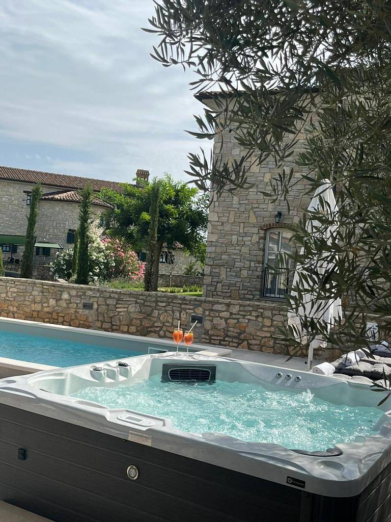Schöne Villa mit privatem Pool und Jacuzzi in Općina Višnjan, Zentralistrien