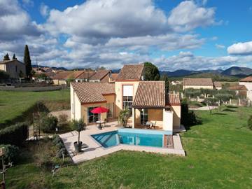 Gîte pour 6 personnes, avec piscine ainsi que jardin et terrasse, adapté aux familles à Prades-sur-Vernazobre