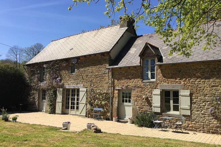 Gîte pour 7 personnes, avec jardin à Ménéac