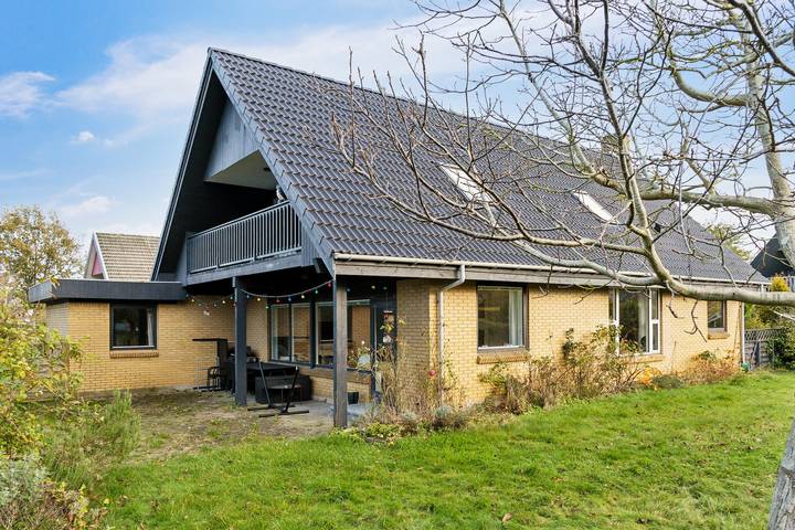 Villa für 10 Personen, mit Terrasse und Ausblick sowie Garten