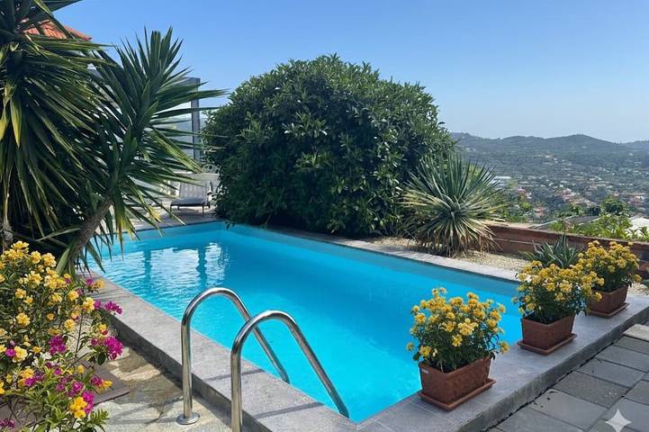 Villa pour 6 personnes, avec piscine ainsi que jardin et terrasse à Imperia