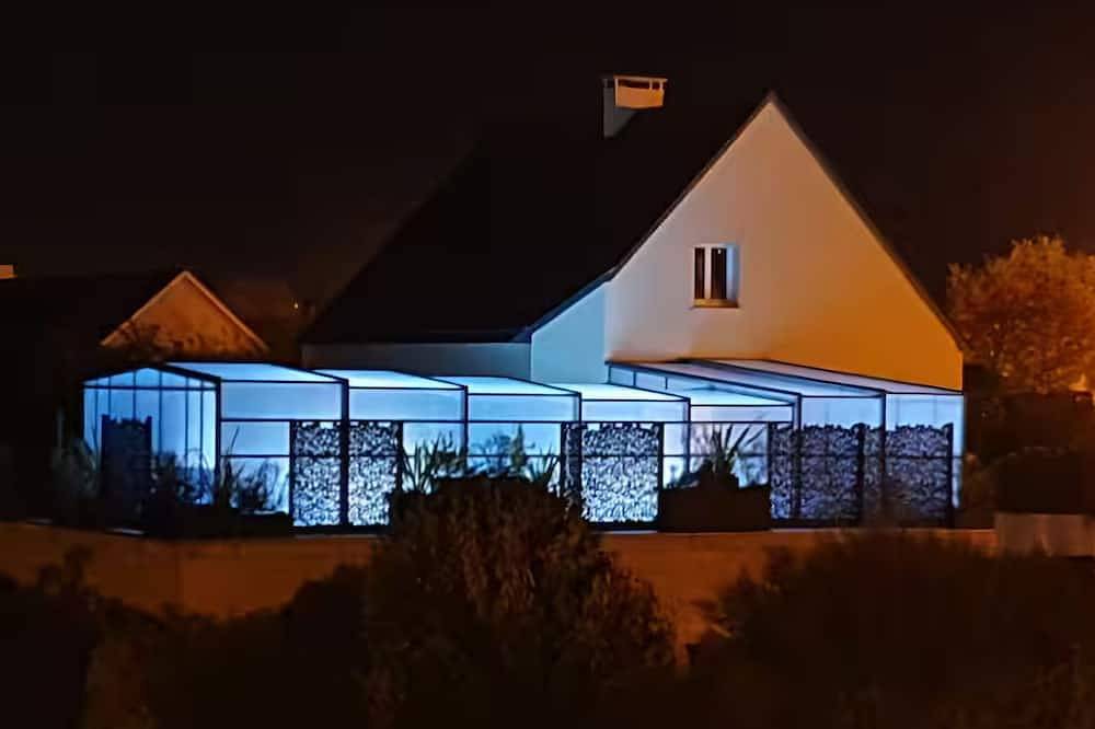 Saint-Lô - House with pool and park view. in Saint-Lô, Región de Saint-Lô