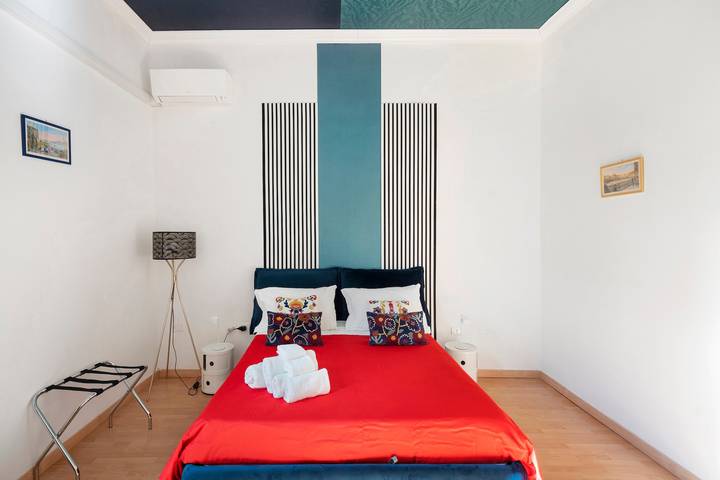 Entire apartment, Antica Dimora Deluxe 2 with Balcony, Wi-Fi, and Air Conditioning in Naples, Naples Province