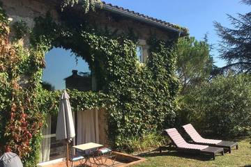 Gîte pour 2 personnes, avec jardin ainsi que terrasse et jacuzzi à Labastide-de-Lévis
