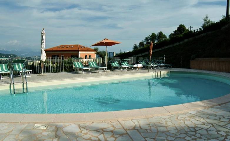Ferienwohnung für 3 Personen, mit Balkon und Terrasse sowie Garten und Pool