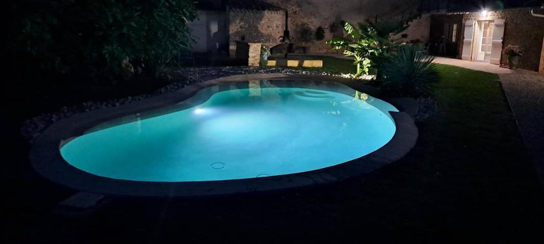 Chambre d’hôte pour 4 personnes, avec piscine ainsi que jardin et terrasse