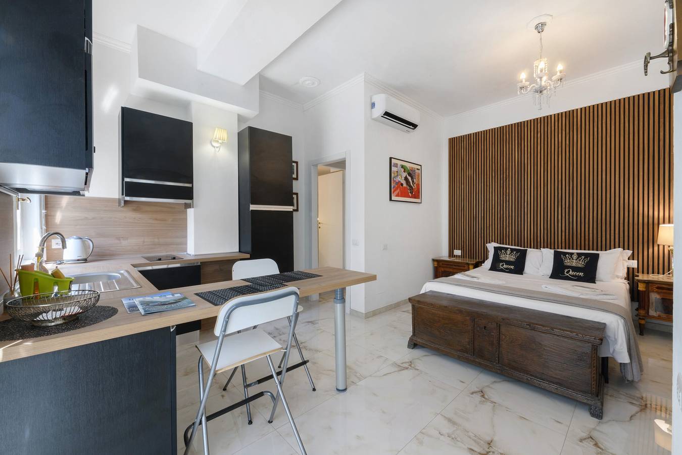 Ganzes Studio, Monolocale mit Terrasse Chagall mit Terrasse und Klimaanlage in Lecco, Westliche Bergamo-Alpen
