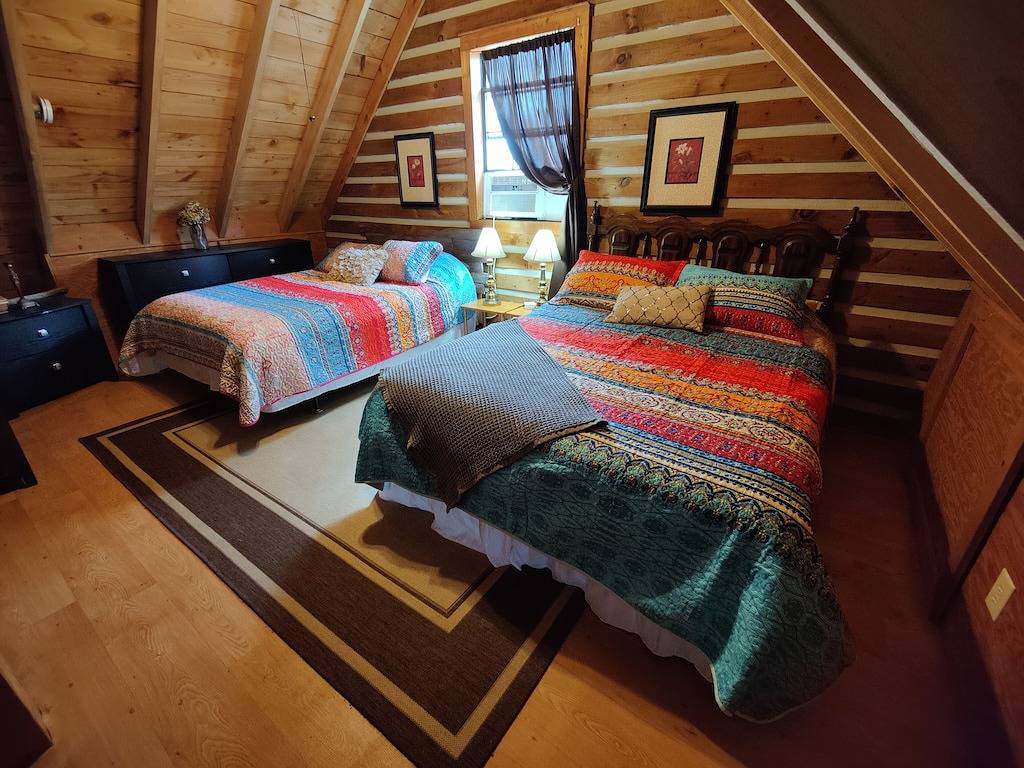 Birdwatchers Paradise: Secluded Cabin in the Woods on 4 acres in Grundy County