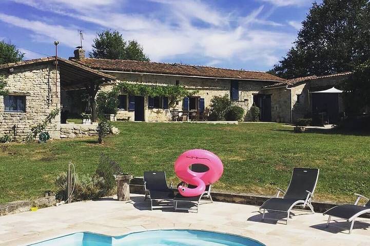 Location de vacances pour 8 personnes, avec jardin ainsi que balcon et jacuzzi à Champagne-Mouton