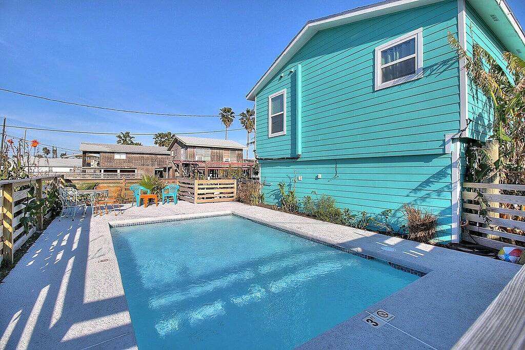 Pet friendly with yard, gulf breezes, close beaches and a private pool! in Port Aransas, Mustang Island