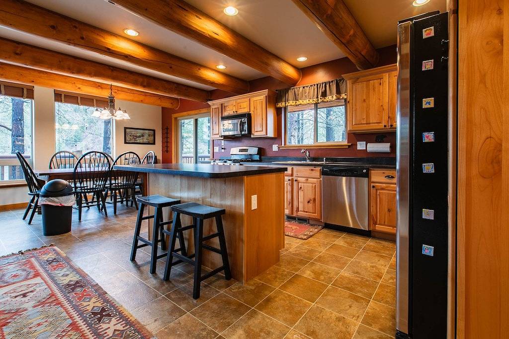 Neue Auflistung! Wunderschöne Seeufer Kabine mit Kamin und Deck-5 Meilen zum Glacier in West Glacier, Glacier-Nationalpark