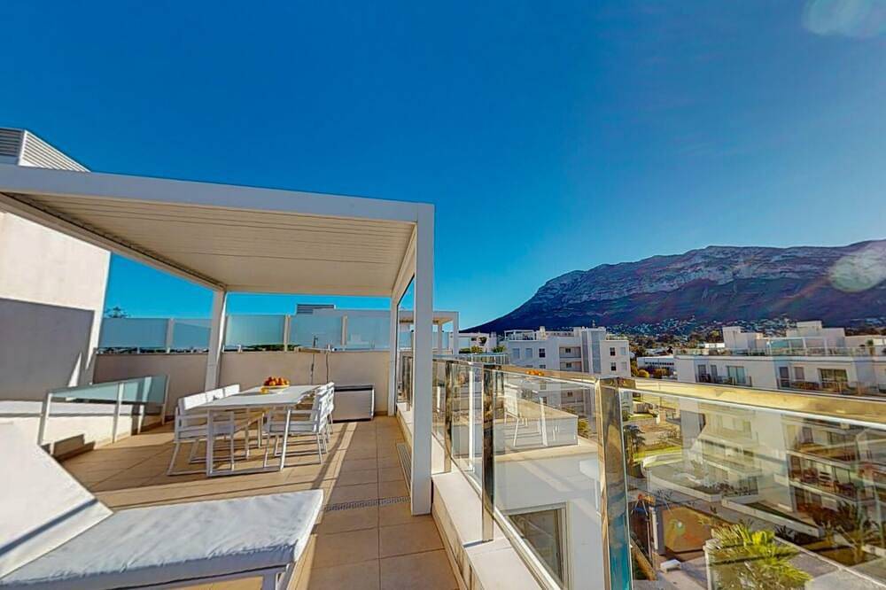 Penthouse with large terrace, Wifi, A/C, garage, swimming pool, gym. Walking distance to beach and centre. in Montgo, Dénia