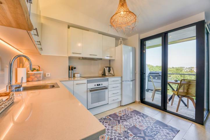 Apartamento inteiro, Apartamento de Férias 'Nura Menorca- Sp 17' com Ar Condicionado, Varanda, Terraço e Piscina Partilhada; Estacionamento Disponível na Rua in Cala Blanca, Ciutadella de Menorca