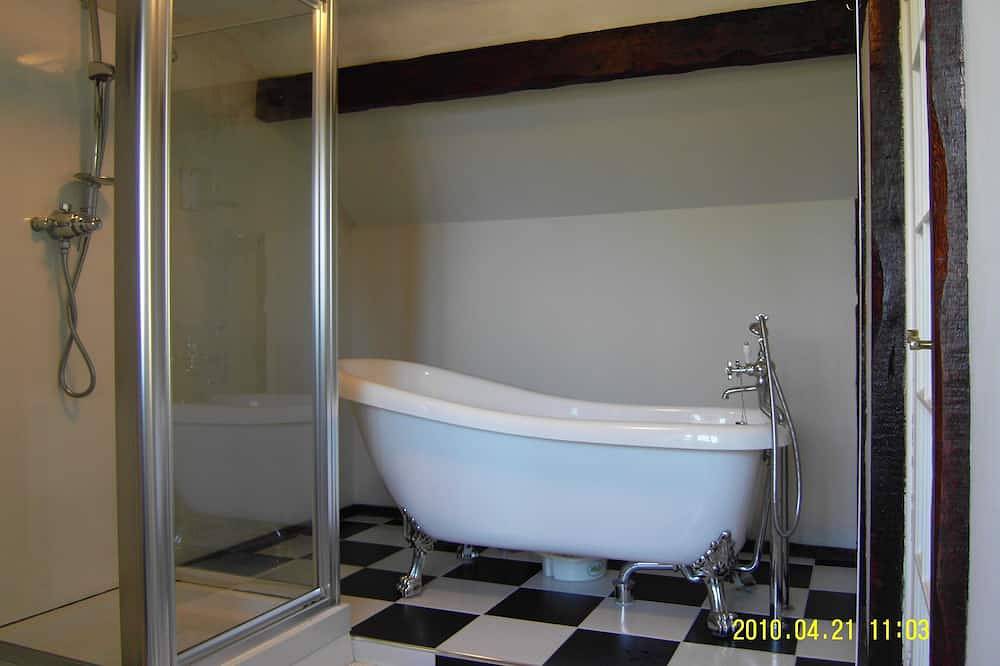 Seaview from bedroom, lounge and bathroom within an acre garden of tennis court in Colwyn Bay, Conwy region