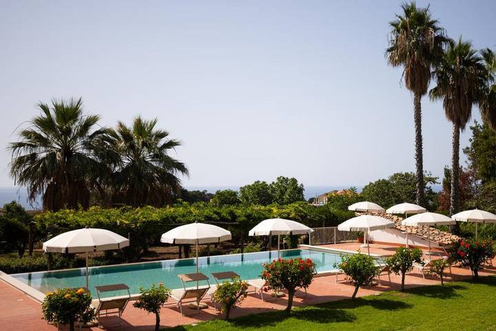 Villa con piscina per 12 persone, con panorama e giardino nonché piscina, con animali domestici in Calabria