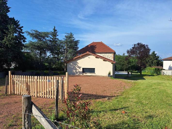 Location de vacances pour 12 personnes, avec Terrasse ainsi que Jardin et Piscine à Villerest - 2