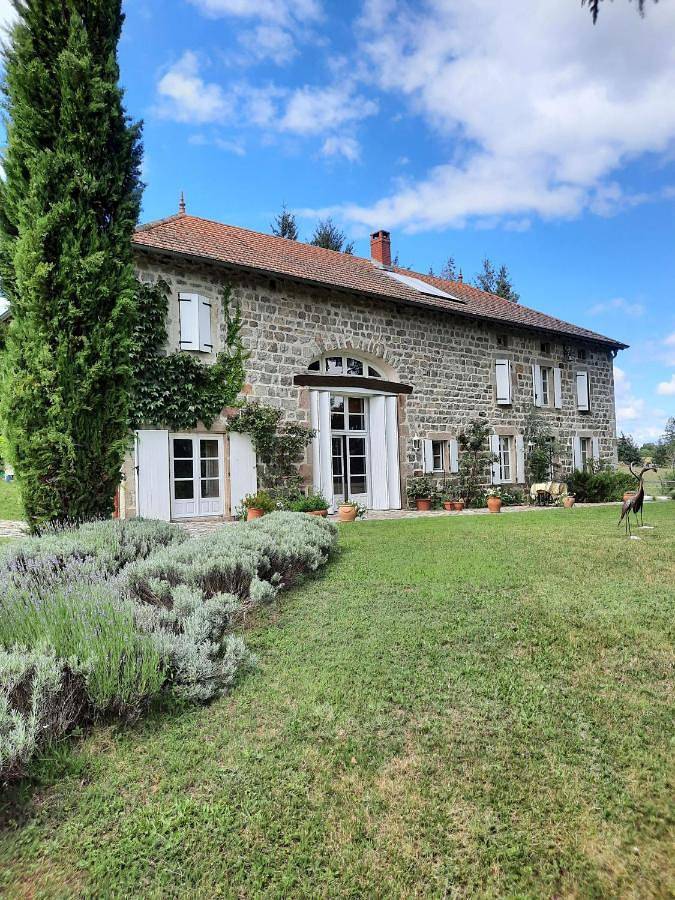 Location de vacances pour 2 personnes, avec Terrasse et Jardin ainsi que Piscine et Vue à Ambierle