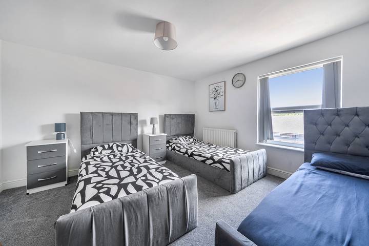 House Sleeps 8 with Hot Tub and Parking in Nottingham, East Midlands