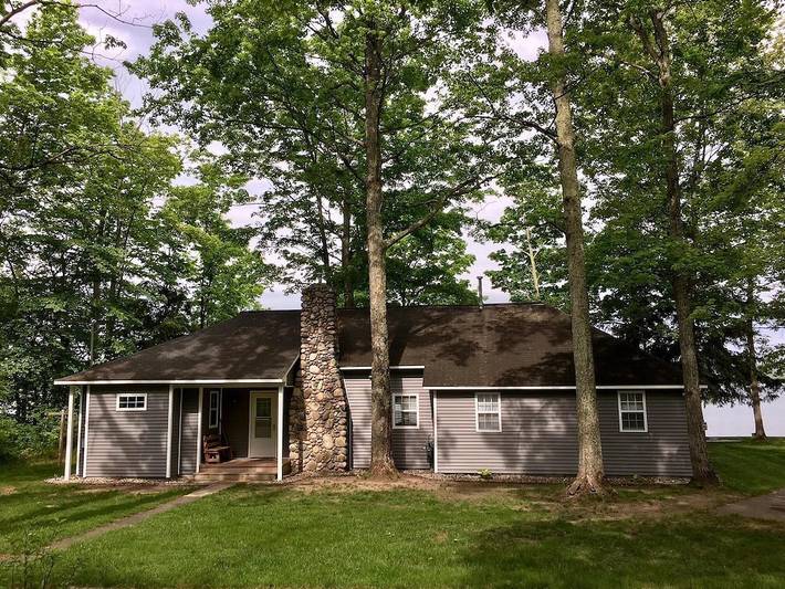Vacation rental for 8 people, with yard and terrace as well as hot tub in Lake Leelanau