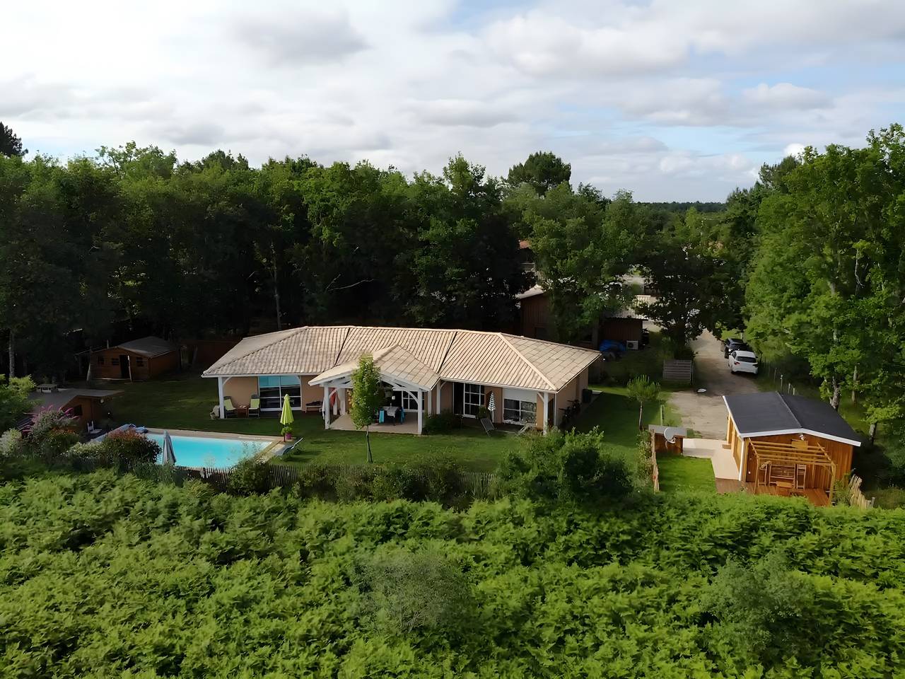 Maison de vacances « Villa Bourdiou » avec piscine privée, terrasse et Wi-Fi in Le Porge, Parc naturel régional du Médoc
