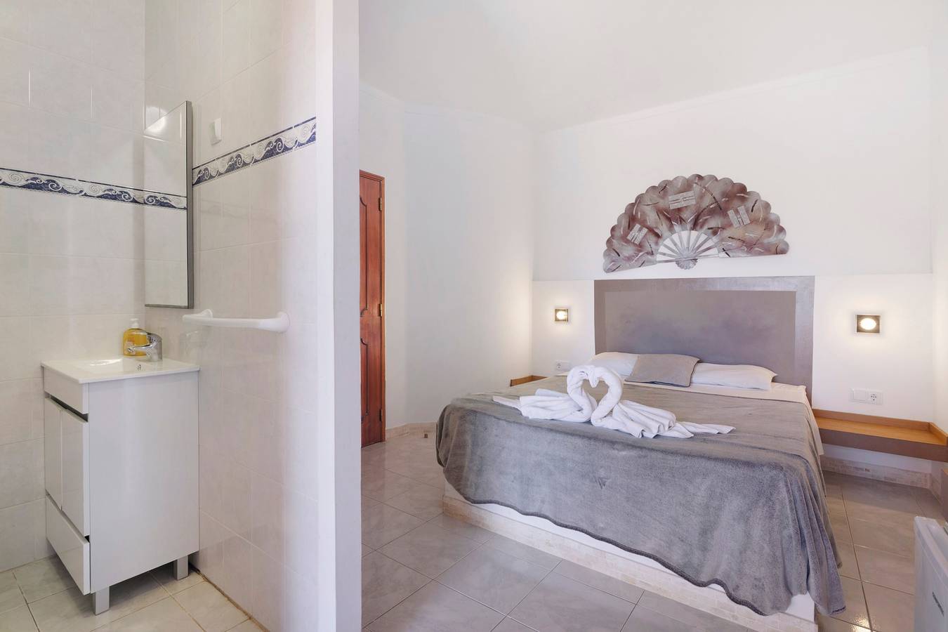 Kamer 'South Side Guesthouse - Quarto W' met gedeeld zwembad, wifi en airco, foto 8