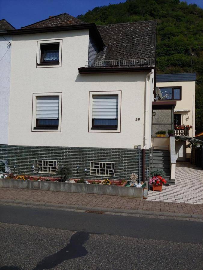 Ferienwohnung für 4 Personen, mit Terrasse und Ausblick in Kestert