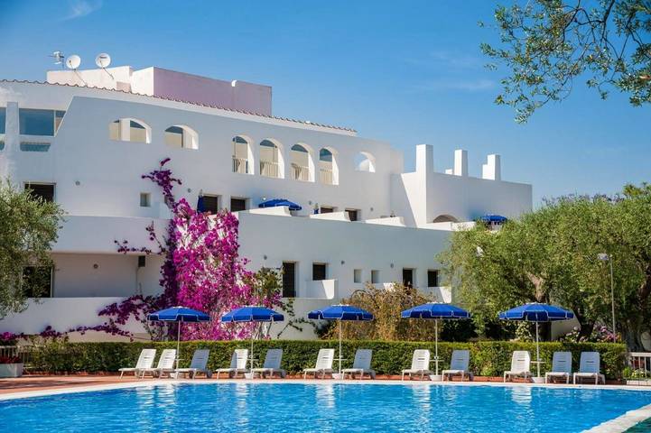 Hôtel pour 2 personnes, avec piscine ainsi que jardin et bassin pour enfant, adapté aux familles à Santa Marina