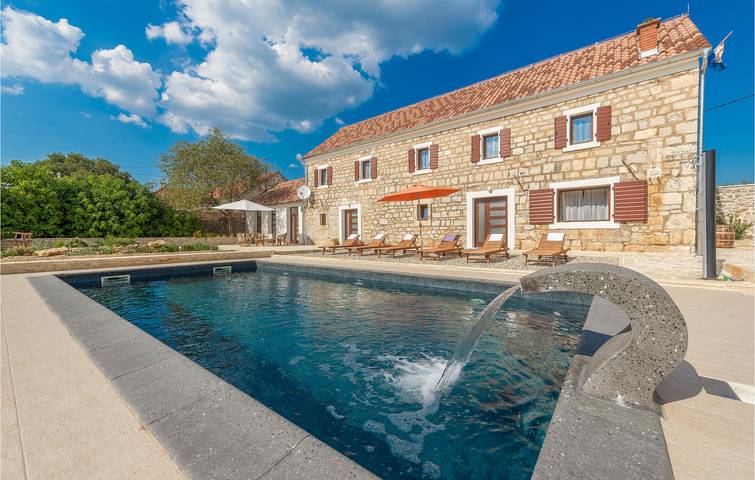 Geräumige 2-Zimmer-Wohnung mit Pool und Terrasse, inklusive Parkplatz in Dalmatinisches Zagora