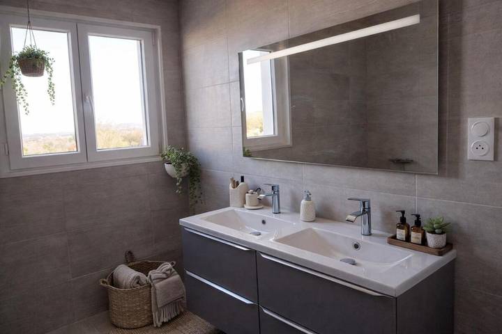 Location de vacances pour 9 personnes, avec terrasse et vue ainsi que piscine et jardin, animaux acceptés à Allègre-les-Fumades - 4