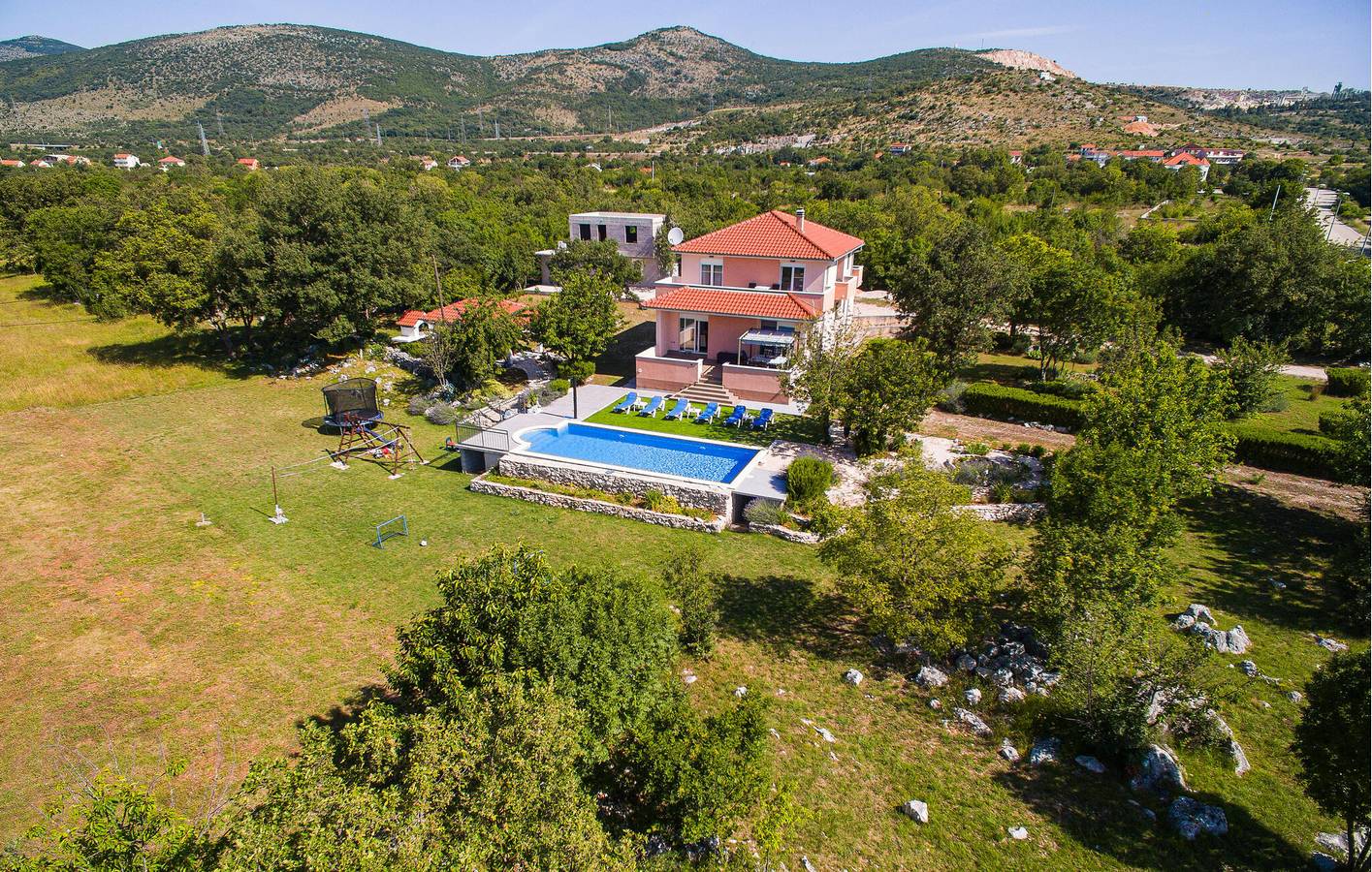 Reizendes Apartment mit einem Schlafzimmer, Pool und Terrasse in Dugopolje in Dugopolje, Dalmatinisches Zagora