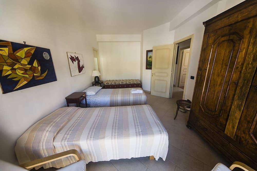 Entire apartment, The Artist-Dreamer's House: 120 square meters among art, sea, history and food and wine in Sciacca, Agrigento Province