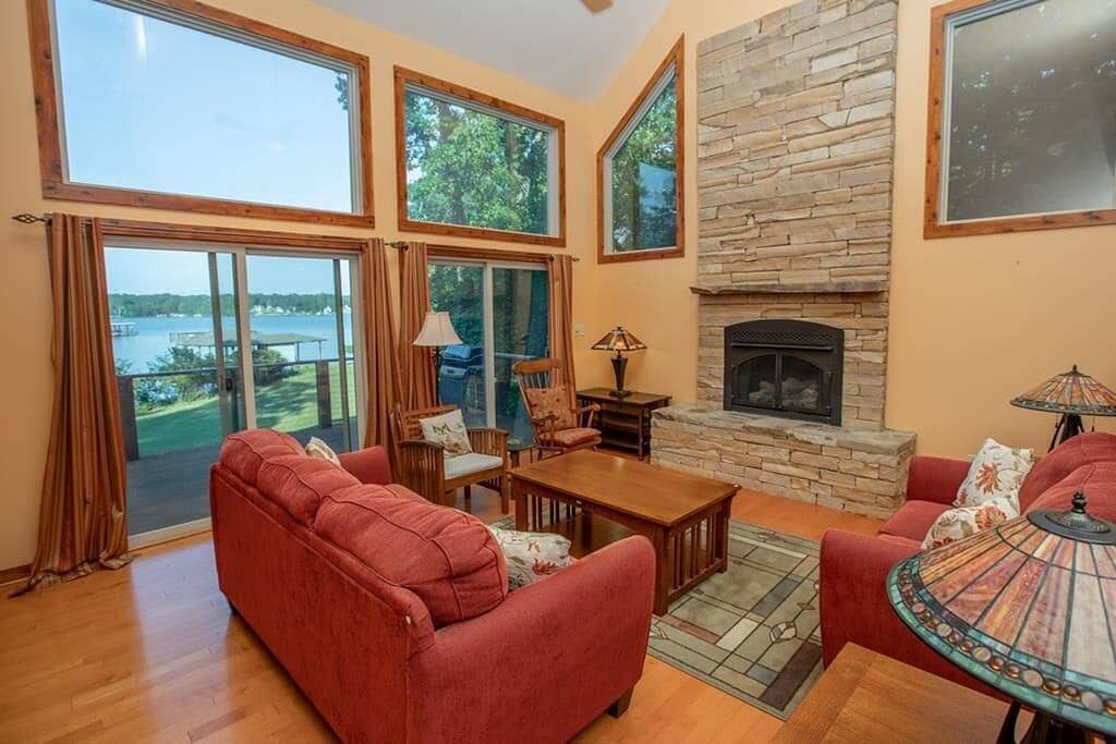 Main Lake Cove & Great Views; Dock for pontoons/deck/bass boats; flat lot/linens in Lake Gaston