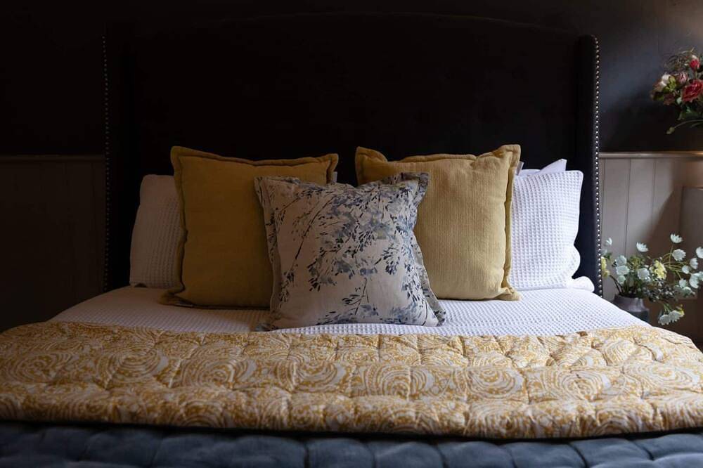 The Nook Cosy pet friendly get away in the heart of the Cotswold Lakes in South Cerney, Gloucestershire